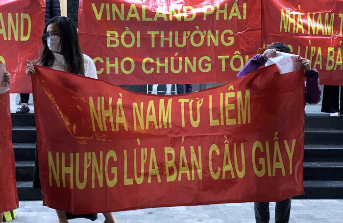Nhà Nam Từ Liêm nhưng lừa bán Cầu Giấy: Cư dân tiếp tục mang băng rôn diễu phố đòi chủ đầu tư đối thoại 4 Nhà Nam Từ Liêm nhưng lừa bán Cầu Giấy: Cư dân tiếp tục mang băng rôn diễu phố đòi chủ đầu tư đối thoại 4