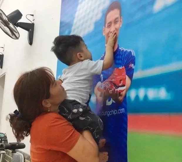 Mới hơn 1 tuổi mà bé đã phải tạm xa cả bố lẫn mẹ. Ảnh: FB Mới hơn 1 tuổi mà bé đã phải tạm xa cả bố lẫn mẹ. Ảnh: FB