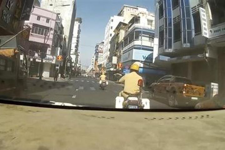 Chiếc xe kịp đến bệnh viện, 2 cán bộ quay trở về vị trí cũ và không ngừng cầu mong mẹ con sản phụ an toàn khỏe mạnh. Ảnh cắt clip Chiếc xe kịp đến bệnh viện, 2 cán bộ quay trở về vị trí cũ và không ngừng cầu mong mẹ con sản phụ an toàn khỏe mạnh. Ảnh cắt clip