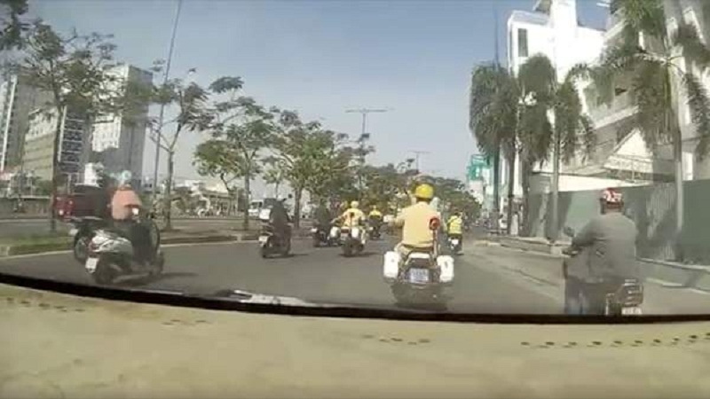 Trước tình thế cấp bách, đại úy Hiếu và đại úy Quân liền lên xe mở còi hú, chạy mở đường cho xe chở sản phụ đến bệnh viện cấp cứu. Trước tình thế cấp bách, đại úy Hiếu và đại úy Quân liền lên xe mở còi hú, chạy mở đường cho xe chở sản phụ đến bệnh viện cấp cứu.