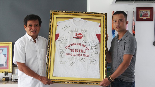 4 chiếc áo đấu có chữ ký của các tuyển thủ bóng đá Việt Nam cùng 2 thẻ công tác cũng đã được tặng cho vị doanh nhân Hải Dương. Ảnh: TN