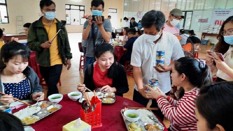 Để có tiền làm từ thiện, ông Hải đã nhận phục vụ cho một quán cơm 30 phút để lấy 60 triệu đồng tiền ủng hộ xây nhà cho đồng bào Mèo Vạc, Hà Giang. Ảnh: FB Để có tiền làm từ thiện, ông Hải đã nhận phục vụ cho một quán cơm 30 phút để lấy 60 triệu đồng tiền ủng hộ xây nhà cho đồng bào Mèo Vạc, Hà Giang. Ảnh: FB