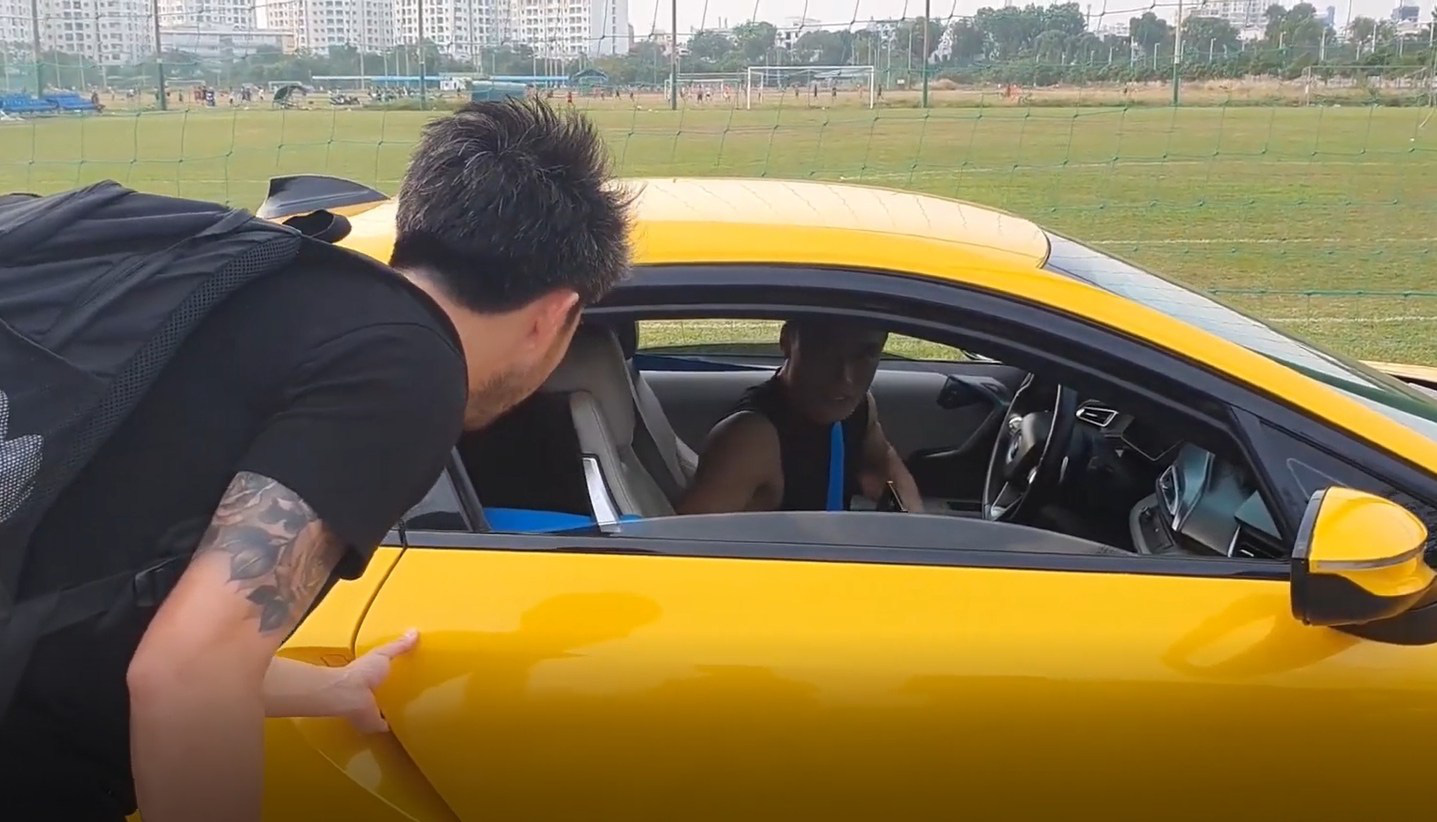 Trước đó, vào khoảng tháng 1/2021, Dũng cũng từng lái siêu xe Ferrari 488 GTB giá 15 tỷ đồng xuống Bà Rịa Vũng Tàu dự một sự kiện. Ảnh: FB Trước đó, vào khoảng tháng 1/2021, Dũng cũng từng lái siêu xe Ferrari 488 GTB giá 15 tỷ đồng xuống Bà Rịa Vũng Tàu dự một sự kiện. Ảnh: FB