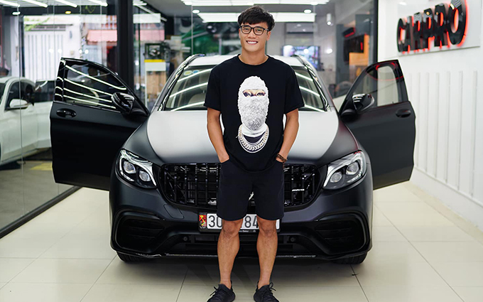 Trong năm 2020, nhiều cầu thủ Việt Nam như Tiến Linh, Quang Hải, Trọng Hoàng, Văn Hậu đã mua siêu xe, nhưng đọ về độ sang chảnh, tất cả phải chào thua thủ môn Bùi Tiến Dũng. Ảnh: FB