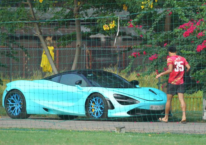 Chiếc McLaren 720s Spider màu xanh nước biển có giá 24 tỷ. Ảnh: FB Chiếc McLaren 720s Spider màu xanh nước biển có giá 24 tỷ. Ảnh: FB