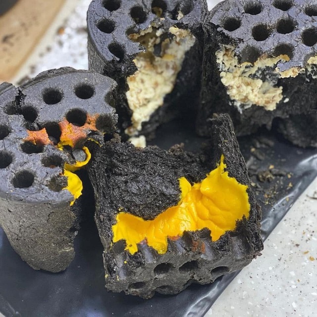 Bánh mì bóng đêm than tổ ong giá 95K ở Sài Gòn khiến thực khách đua nhau thưởng thức 4 Bánh mì bóng đêm than tổ ong giá 95K ở Sài Gòn khiến thực khách đua nhau thưởng thức 4