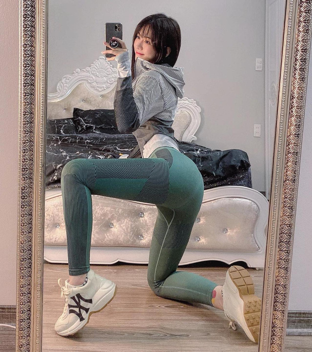 Hot Tiktok Lê Bống lại gây tranh cãi khi tạo dáng phản cảm ở chốn linh thiêng 4 Hot Tiktok Lê Bống lại gây tranh cãi khi tạo dáng phản cảm ở chốn linh thiêng 4