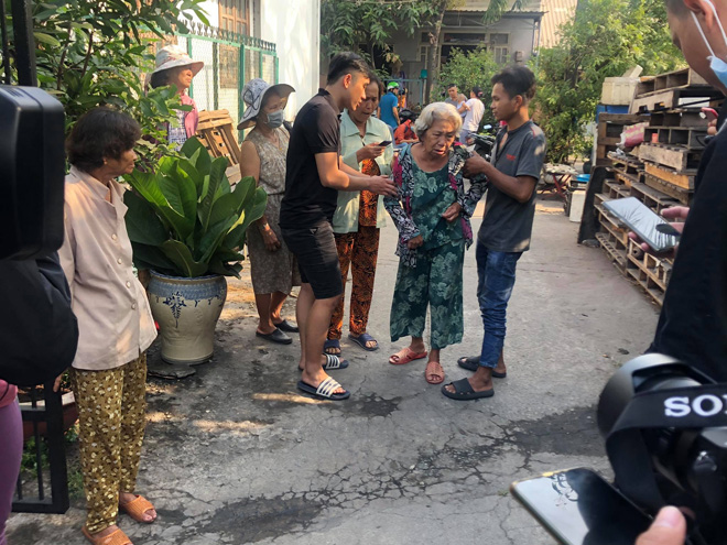 Người thân nạn nhân gục ngã khi mất đi một lúc nhiều con cháu. Ảnh: PLO Người thân nạn nhân gục ngã khi mất đi một lúc nhiều con cháu. Ảnh: PLO