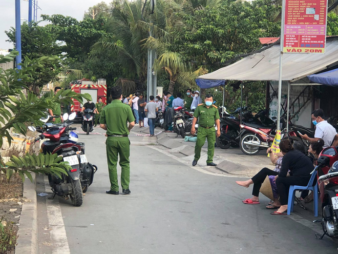 Hiện trường xung quanh khu vực căn nhà cháy được công an phong tỏa nghiêm ngặt để điều tra nguyên nhân vụ cháy. Ảnh: DV Hiện trường xung quanh khu vực căn nhà cháy được công an phong tỏa nghiêm ngặt để điều tra nguyên nhân vụ cháy. Ảnh: DV