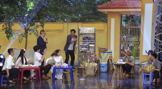 Với thử thách liên quan đến xe nước mía, dàn nghệ sĩ cũng có dịp ôn lại tuổi học trò nghịch ngợm, hồn nhiên và ly nước mía mỗi buổi tan trường. Ảnh: KƯVV Với thử thách liên quan đến xe nước mía, dàn nghệ sĩ cũng có dịp ôn lại tuổi học trò nghịch ngợm, hồn nhiên và ly nước mía mỗi buổi tan trường. Ảnh: KƯVV