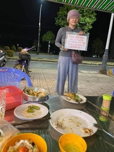 Gái xinh giả bệnh 'tối cầm biển đi xin tiền, sáng đi mua vàng' vòng vo khi bị nhóm người đàn ông truy vấn 2 Gái xinh giả bệnh 'tối cầm biển đi xin tiền, sáng đi mua vàng' vòng vo khi bị nhóm người đàn ông truy vấn 2
