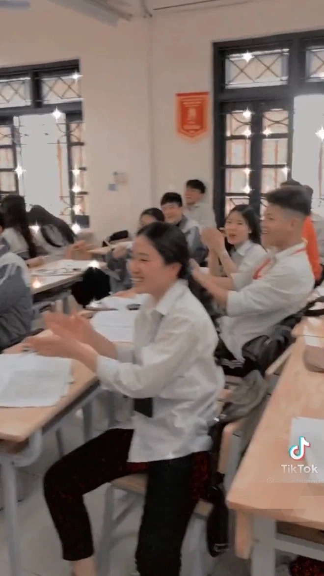 Cả lớp bật nhạc thất tình để an ủi bạn vừa chia tay người yêu, biểu cảm của cô giáo đứng bên cửa sổ gây chú ý 2 Cả lớp bật nhạc thất tình để an ủi bạn vừa chia tay người yêu, biểu cảm của cô giáo đứng bên cửa sổ gây chú ý 2
