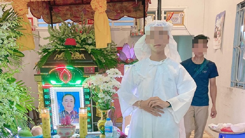 Đám tang giả tại nhà bà Trần Thị Tuyến. Ảnh: N.T Đám tang giả tại nhà bà Trần Thị Tuyến. Ảnh: N.T