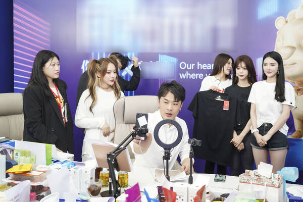 Ông hoàng livestream bán hàng online trong 12 tiếng bằng thu nhập cả năm của trung tâm thương mại 1 Ông hoàng livestream bán hàng online trong 12 tiếng bằng thu nhập cả năm của trung tâm thương mại 1