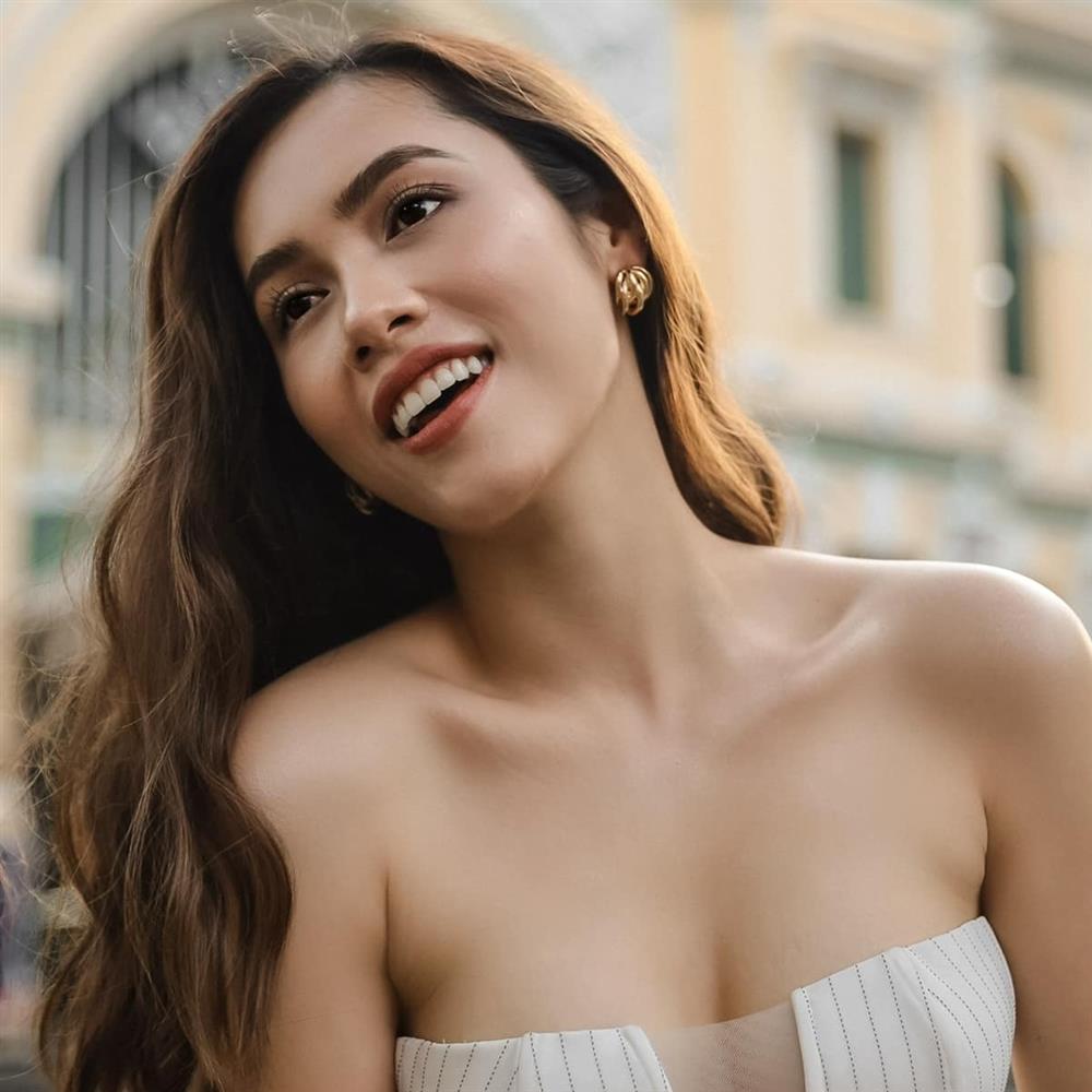 Á hậu được siêu xe của ông Đặng Lê Nguyên Vũ đưa đón lại tuyên bố dự thi Hoa hậu Hoàn vũ 3 Á hậu được siêu xe của ông Đặng Lê Nguyên Vũ đưa đón lại tuyên bố dự thi Hoa hậu Hoàn vũ 3