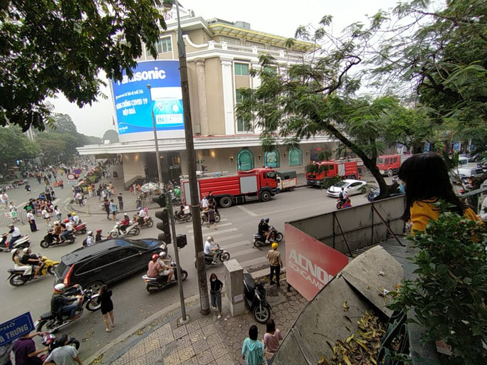 Xế sang bốc cháy tại tầng hầm Trung tâm thương mại Tràng Tiền Plaza 2 Xế sang bốc cháy tại tầng hầm Trung tâm thương mại Tràng Tiền Plaza 2