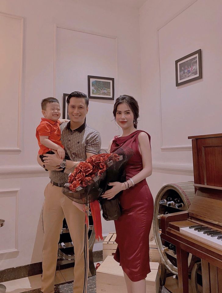 Đang là bạn bè tốt hậu ly hôn, vợ cũ Việt Anh bỗng đăng đàn tố ai đó cướp quyền nuôi con? 4 Đang là bạn bè tốt hậu ly hôn, vợ cũ Việt Anh bỗng đăng đàn tố ai đó cướp quyền nuôi con? 4