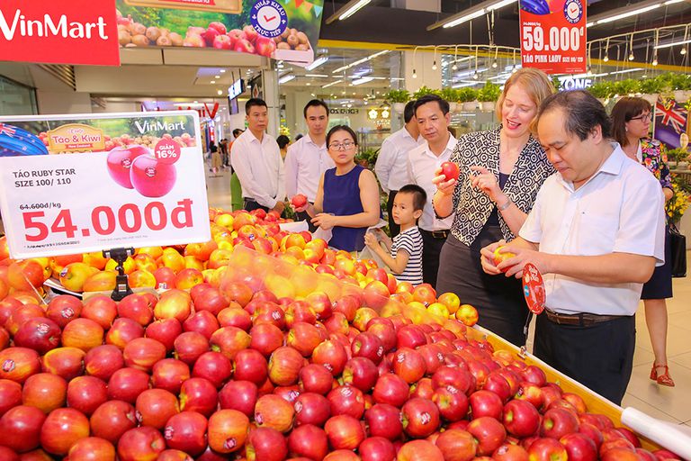 Đại gia Hàn Quốc thâu tóm cổ phần của công ty mẹ sở hữu chuỗi bán lẻ VinMart, VinMart+ 3 Đại gia Hàn Quốc thâu tóm cổ phần của công ty mẹ sở hữu chuỗi bán lẻ VinMart, VinMart+ 3