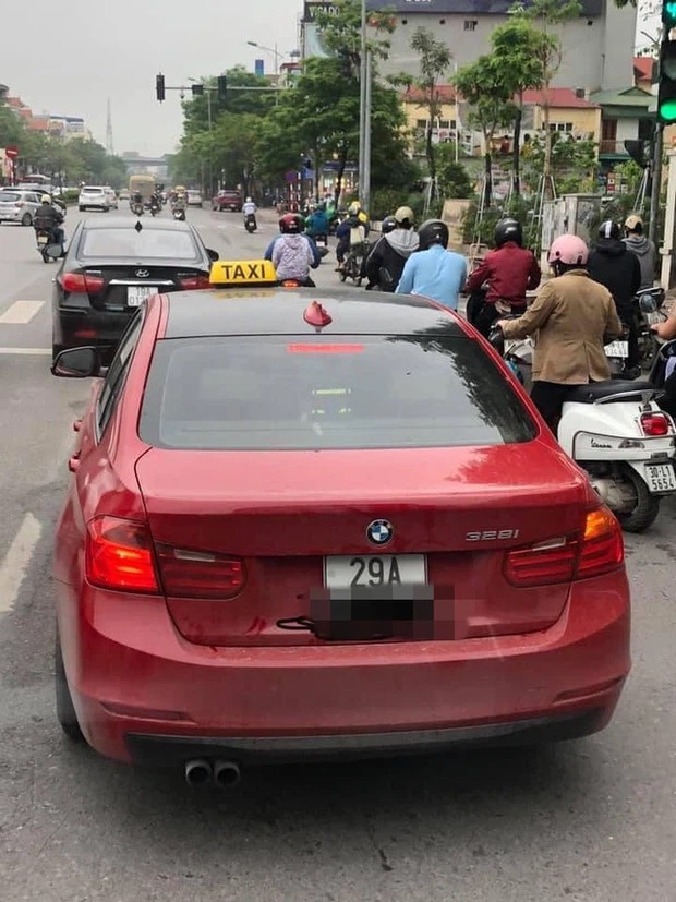 Sự thực về chiếc BMW tiền tỉ gắn 'mào' taxi chạy trên phố Hà Nội khiến người đi đường 'lác mắt' 3