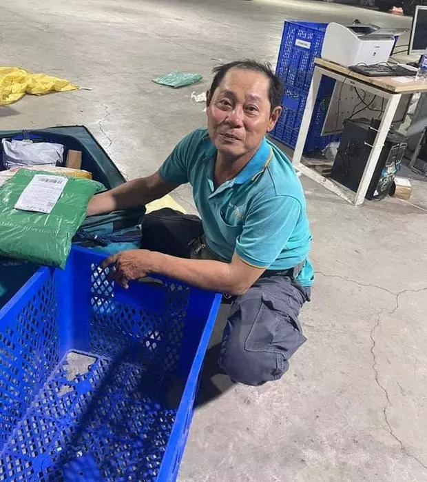 Khách chuyển nhầm 400k thành 400 triệu, ông chú shipper có hành động khiến nhiều người cảm kích 2 Khách chuyển nhầm 400k thành 400 triệu, ông chú shipper có hành động khiến nhiều người cảm kích 2
