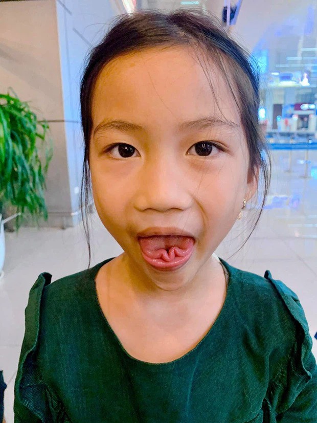 Con gái út Hồng Đăng được mẹ phát hiện khả năng hiếm có, chỉ 1% dân số thế giới làm được 4 Con gái út Hồng Đăng được mẹ phát hiện khả năng hiếm có, chỉ 1% dân số thế giới làm được 4