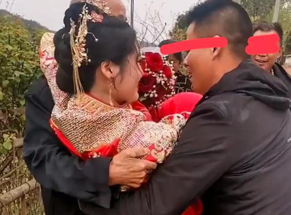 Cô dâu ngượng ngùng khi được bố chồng bế từ xe hoa vào nhà 3 Cô dâu ngượng ngùng khi được bố chồng bế từ xe hoa vào nhà 3