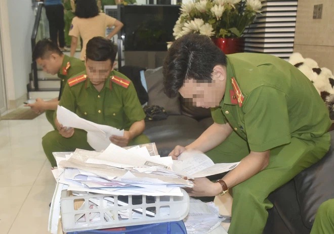 Nữ đại gia từng tặng chồng xe hơi 6 tỷ đồng vừa bị bắt hoá ra là vợ diễn viên nổi tiếng 2 Nữ đại gia từng tặng chồng xe hơi 6 tỷ đồng vừa bị bắt hoá ra là vợ diễn viên nổi tiếng 2