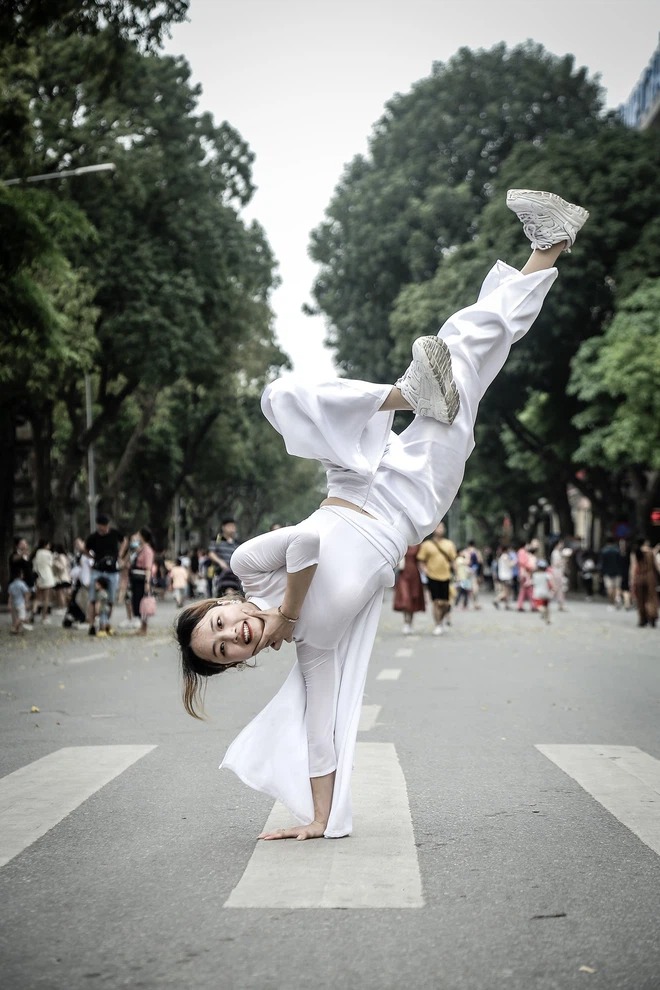 Hot girl mặc áo dài, đi sneaker nhảy hip-hop trên phố đi bộ Hà Nội lên tiếng về bộ ảnh làm nhiều người 'khó chịu' 6 Hot girl mặc áo dài, đi sneaker nhảy hip-hop trên phố đi bộ Hà Nội lên tiếng về bộ ảnh làm nhiều người 'khó chịu' 6