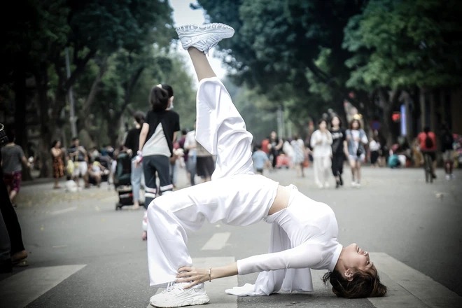 Hot girl mặc áo dài, đi sneaker nhảy hip-hop trên phố đi bộ Hà Nội lên tiếng về bộ ảnh làm nhiều người 'khó chịu' 3 Hot girl mặc áo dài, đi sneaker nhảy hip-hop trên phố đi bộ Hà Nội lên tiếng về bộ ảnh làm nhiều người 'khó chịu' 3