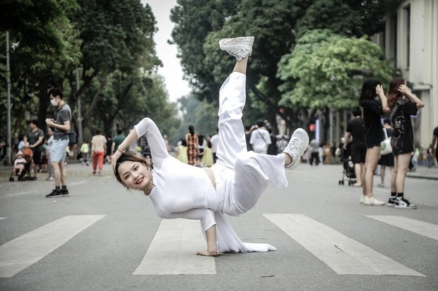 Hot girl mặc áo dài, đi sneaker nhảy hip-hop trên phố đi bộ Hà Nội lên tiếng về bộ ảnh làm nhiều người 'khó chịu' 1 Hot girl mặc áo dài, đi sneaker nhảy hip-hop trên phố đi bộ Hà Nội lên tiếng về bộ ảnh làm nhiều người 'khó chịu' 1