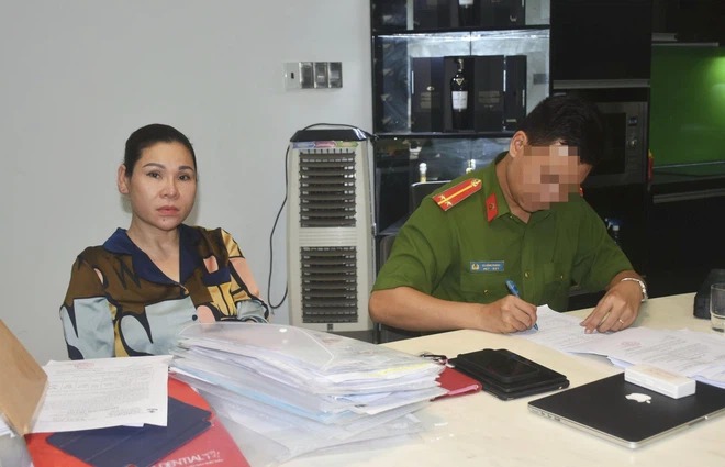 Nữ đại gia từng tặng Kinh Quốc xe hơi 6 tỷ đồng vừa 'ngã ngựa' giàu có cỡ nào? 1 Nữ đại gia từng tặng Kinh Quốc xe hơi 6 tỷ đồng vừa 'ngã ngựa' giàu có cỡ nào? 1