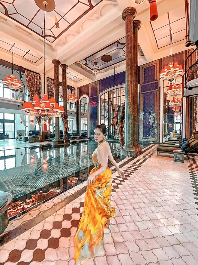 Cuộc sống như bà hoàng của nữ ca sĩ mua 100 cây vàng cầu may, chi 6 triệu đô để tân trang biệt thự 200 tỷ đồng 12 Cuộc sống như bà hoàng của nữ ca sĩ mua 100 cây vàng cầu may, chi 6 triệu đô để tân trang biệt thự 200 tỷ đồng 12