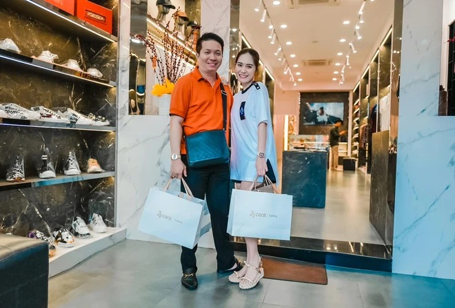 Cuộc sống như bà hoàng của nữ ca sĩ mua 100 cây vàng cầu may, chi 6 triệu đô để tân trang biệt thự 200 tỷ đồng 11 Cuộc sống như bà hoàng của nữ ca sĩ mua 100 cây vàng cầu may, chi 6 triệu đô để tân trang biệt thự 200 tỷ đồng 11