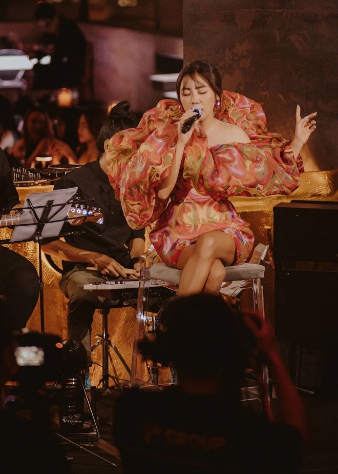 Văn Mai Hương khoe visual đỉnh cao, tự tin hát live 10 ca khúc đình đám 3 Văn Mai Hương khoe visual đỉnh cao, tự tin hát live 10 ca khúc đình đám 3