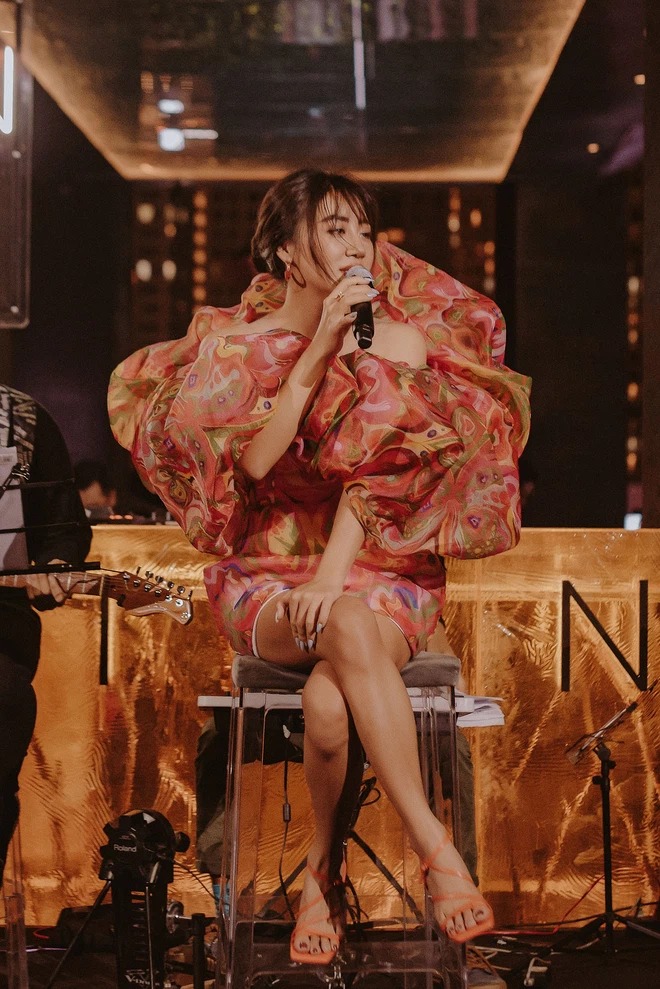 Văn Mai Hương khoe visual đỉnh cao, tự tin hát live 10 ca khúc đình đám 1 Văn Mai Hương khoe visual đỉnh cao, tự tin hát live 10 ca khúc đình đám 1