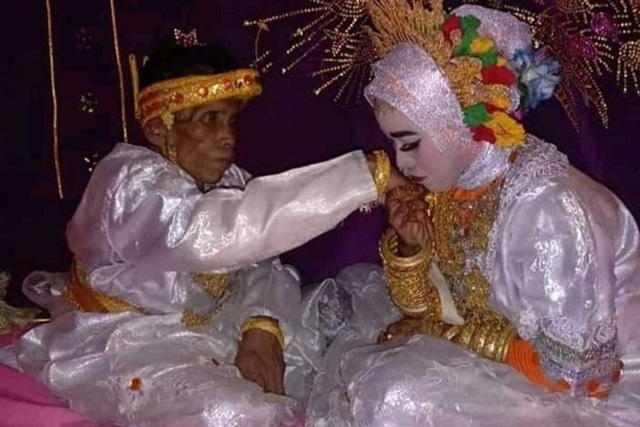 Bị mẹ vợ tương lai từ chối tình cảm, chú rể U60 cưới luôn cô con gái 19 tuổi 2 Bị mẹ vợ tương lai từ chối tình cảm, chú rể U60 cưới luôn cô con gái 19 tuổi 2