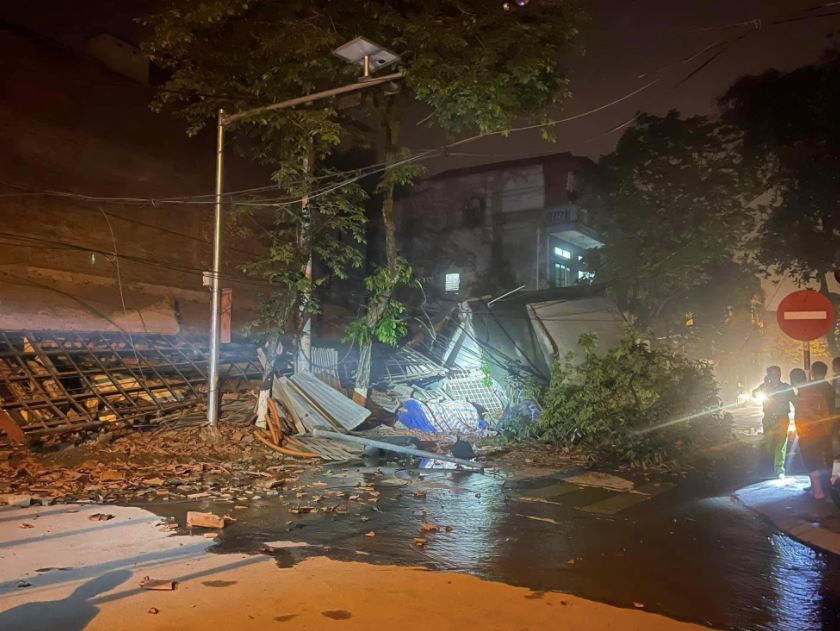 Khoảnh khắc ngôi nhà 3 tầng ở Lào Cai đổ sập trong đêm 2 Khoảnh khắc ngôi nhà 3 tầng ở Lào Cai đổ sập trong đêm 2