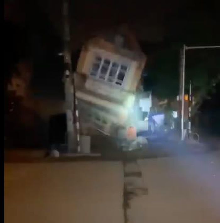 Khoảnh khắc ngôi nhà 3 tầng ở Lào Cai đổ sập trong đêm 1