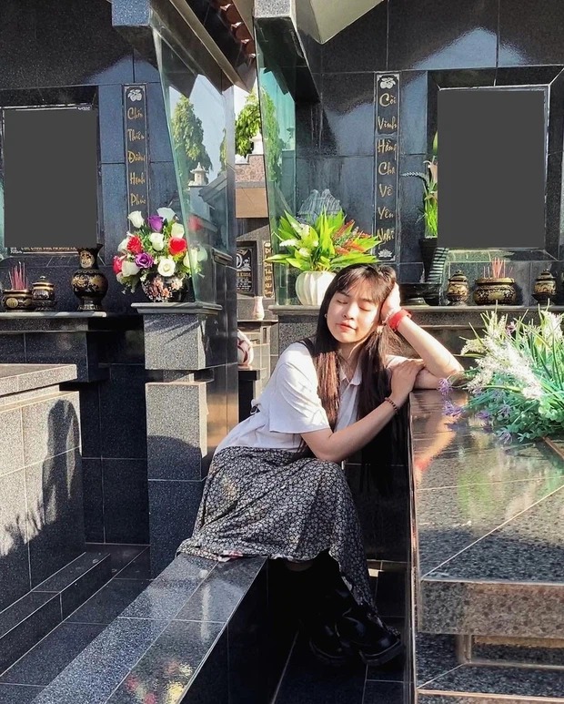 Nữ diễn viên Mắt Biếc gây tranh cãi với loạt ảnh tạo dáng ở bia mộ của người thân quá cố 2 Nữ diễn viên Mắt Biếc gây tranh cãi với loạt ảnh tạo dáng ở bia mộ của người thân quá cố 2