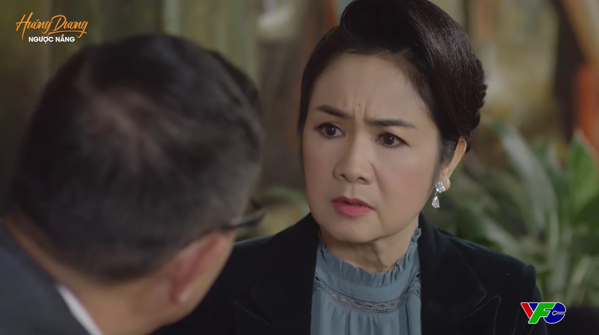 Hướng dương ngược nắng tập 53: Ông Quân nắm tay bà Cúc khẩn thiết tỏ tình, Ngọc tiếp tục ve vãn Trí 2 Hướng dương ngược nắng tập 53: Ông Quân nắm tay bà Cúc khẩn thiết tỏ tình, Ngọc tiếp tục ve vãn Trí 2