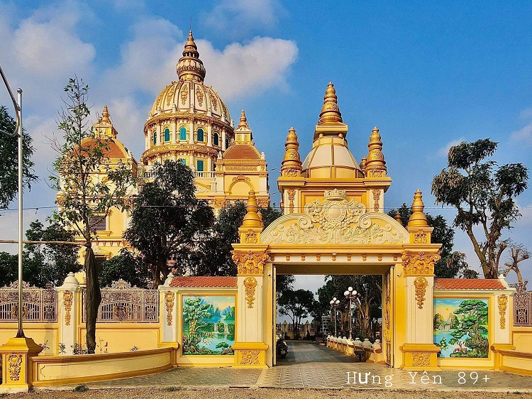 Tòa lâu đài 'dát vàng' bề thế của đại gia Hưng Yên khiến ai cũng phải trầm trồ 4 Tòa lâu đài 'dát vàng' bề thế của đại gia Hưng Yên khiến ai cũng phải trầm trồ 4