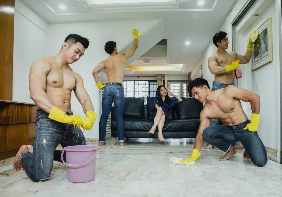 Dịch vụ trai đẹp 6 múi dọn nhà từ A đến Z với giá 12 triệu khiến chị em chỉ việc thảnh thơi ngồi lướt FB 3 Dịch vụ trai đẹp 6 múi dọn nhà từ A đến Z với giá 12 triệu khiến chị em chỉ việc thảnh thơi ngồi lướt FB 3