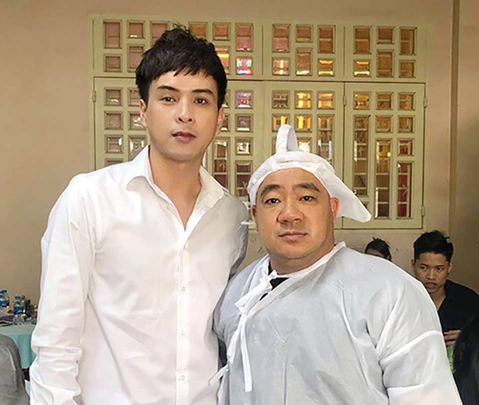 Hồ Quang Hiếu nói gì về khoảnh khắc gây tranh cãi của trong đám tang của bố Hiếu Hiền? 2 Hồ Quang Hiếu nói gì về khoảnh khắc gây tranh cãi của trong đám tang của bố Hiếu Hiền? 2