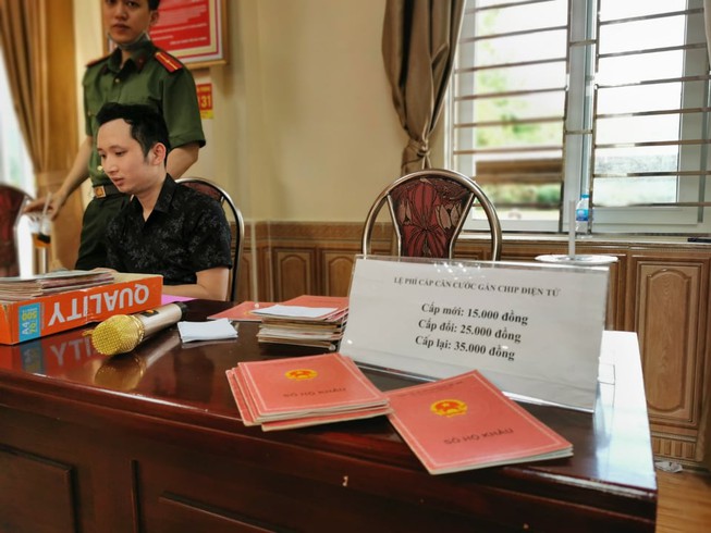 Vụ người dân phải nộp 100.000 đồng khi làm CCCD ở Hải Phòng: Thêm 3 cán bộ công an huyện bị đình chỉ 1 Vụ người dân phải nộp 100.000 đồng khi làm CCCD ở Hải Phòng: Thêm 3 cán bộ công an huyện bị đình chỉ 1