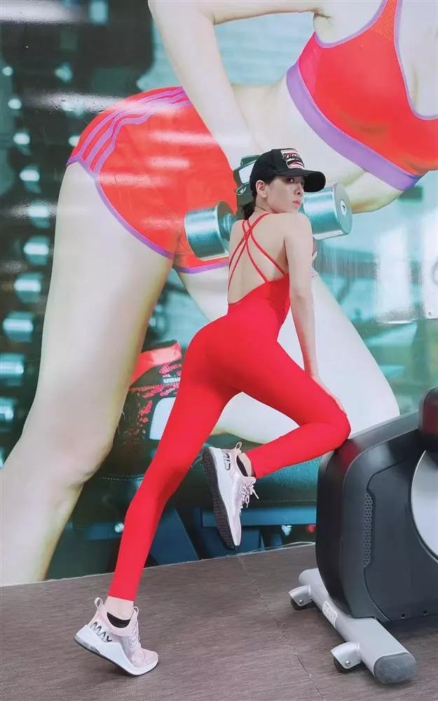 Lệ Quyên và những màn pose dáng trong phòng gym khiến dân tình nhìn cũng thấy 'đỏ mặt' 1 Lệ Quyên và những màn pose dáng trong phòng gym khiến dân tình nhìn cũng thấy 'đỏ mặt' 1