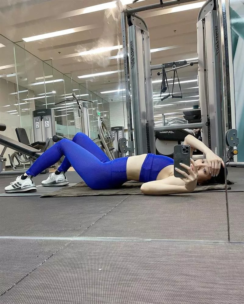 Lệ Quyên và những màn pose dáng trong phòng gym khiến dân tình nhìn cũng thấy 'đỏ mặt' 3 Lệ Quyên và những màn pose dáng trong phòng gym khiến dân tình nhìn cũng thấy 'đỏ mặt' 3