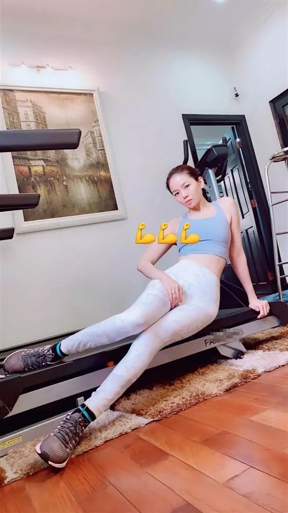 Lệ Quyên và những màn pose dáng trong phòng gym khiến dân tình nhìn cũng thấy 'đỏ mặt' 9 Lệ Quyên và những màn pose dáng trong phòng gym khiến dân tình nhìn cũng thấy 'đỏ mặt' 9