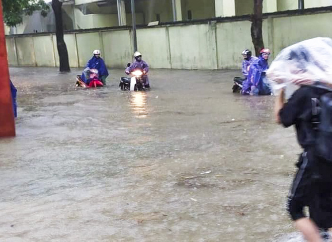 Trận mưa lớn sáng thứ 7 khiến nhiều tuyến phố Hà Nội biến thành sông, nước ngập sâu cả mét 4 Trận mưa lớn sáng thứ 7 khiến nhiều tuyến phố Hà Nội biến thành sông, nước ngập sâu cả mét 4