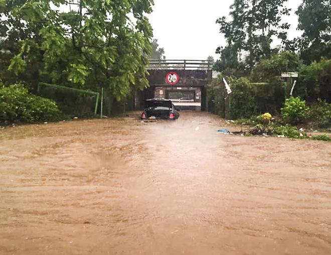 Trận mưa lớn sáng thứ 7 khiến nhiều tuyến phố Hà Nội biến thành sông, nước ngập sâu cả mét 2 Trận mưa lớn sáng thứ 7 khiến nhiều tuyến phố Hà Nội biến thành sông, nước ngập sâu cả mét 2