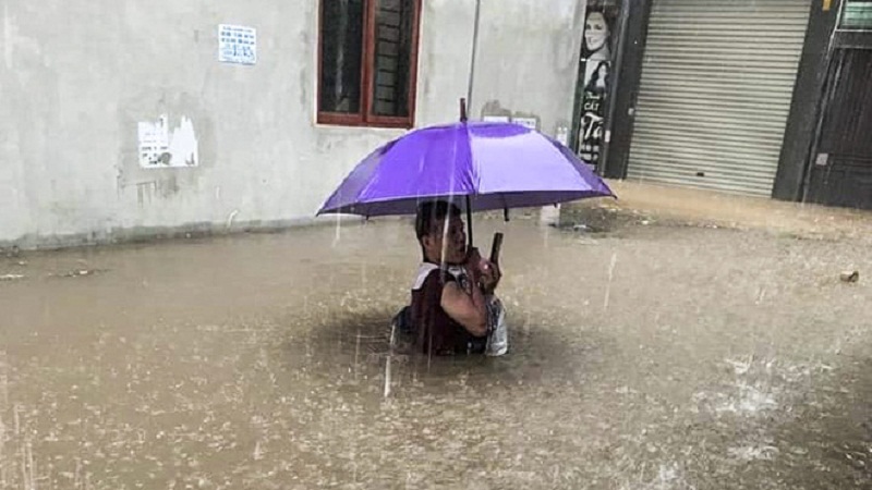 Trận mưa lớn sáng thứ 7 khiến nhiều tuyến phố Hà Nội biến thành sông, nước ngập sâu cả mét 5